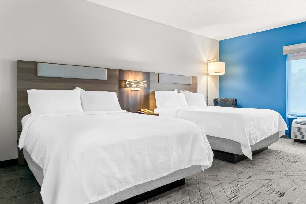 Standard Queen Room with Two Queen Beds and Mobility Accessible Tub interior